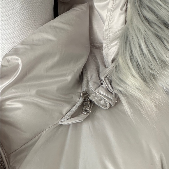 ⚡️SALE⚡️Guess Silver Puffer Jacket with Faux Fur Hood - Picture 6 of 6